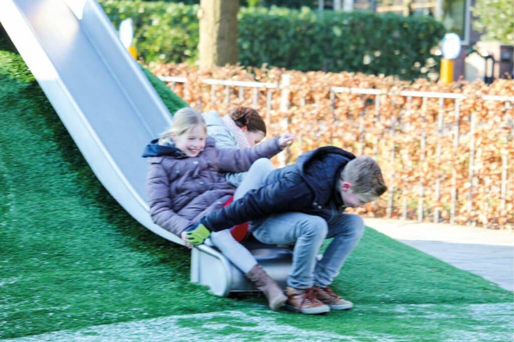 Ongeluk op RVS glijbaan met andere kinderen