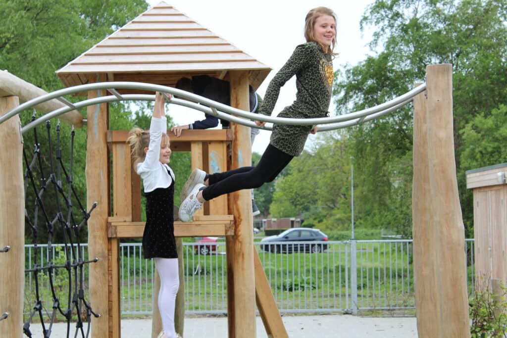 Kinderen spelen bij klimtoestel