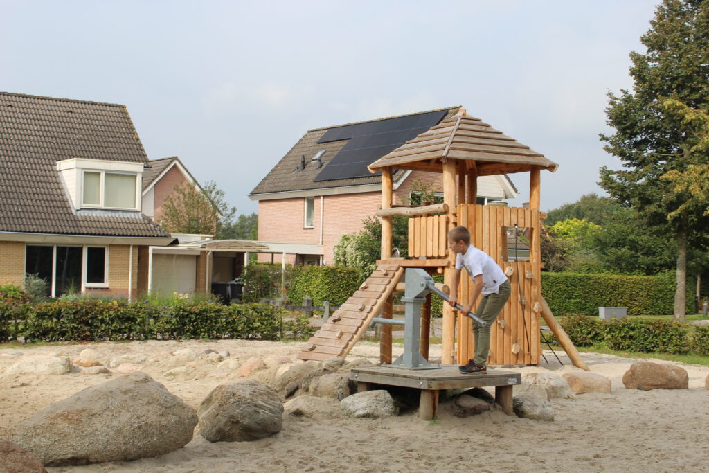 RO531 - Tovertoren en waterpomp met keien