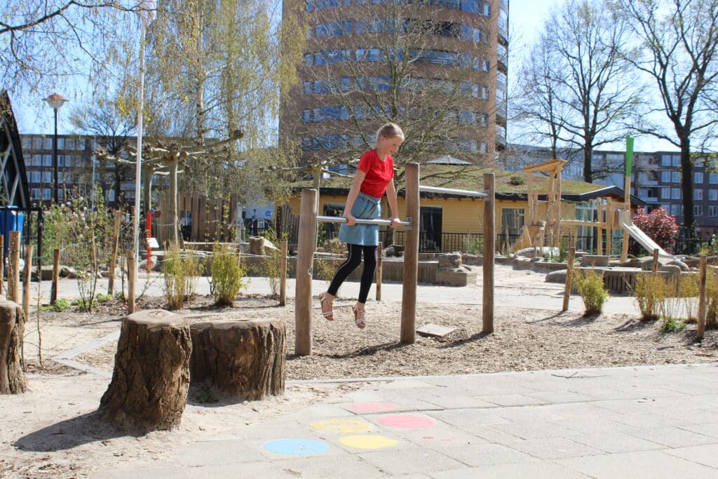 Duikelrek op groen schoolplein
