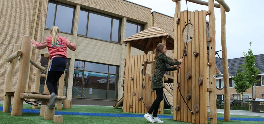 Klimtoestellen Kinderen op klimwand