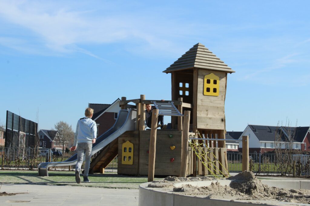 Natuurlijk schoolplein Speelhuisje op natuurlijk schoolplein