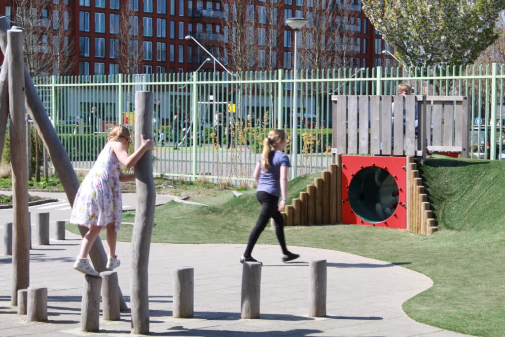 Palenbos en kruiptunnel op schoolplein met een visie