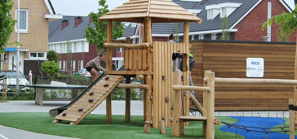 Speeltoren Speeltoren op schoolplein in Moerkapelle