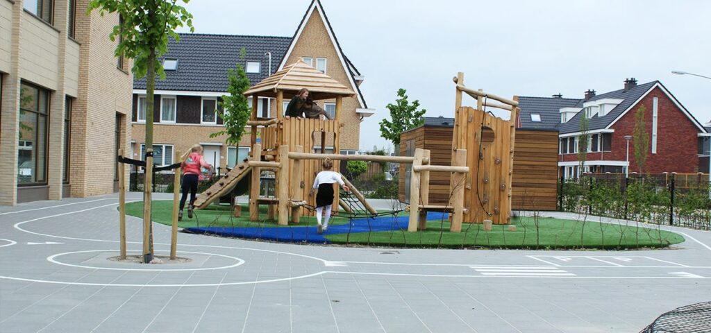 Verkeersplein Verkeersplein op speelplaats in Moerkapelle