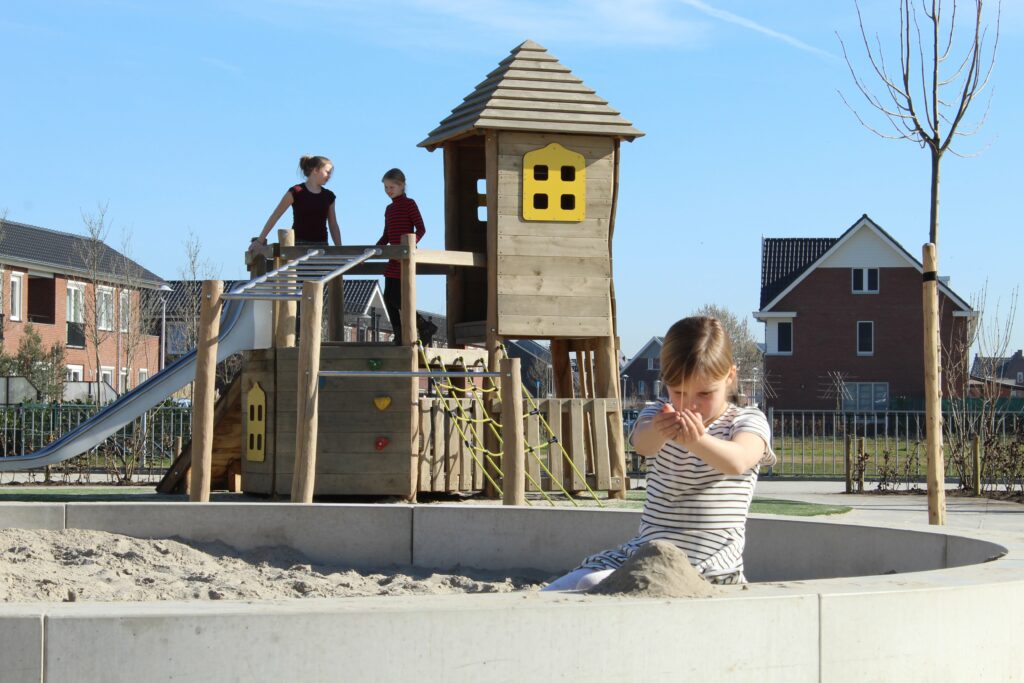 Zandbak en klimtoren Kinderen bij zandbak en klimtoren in Woudenberg