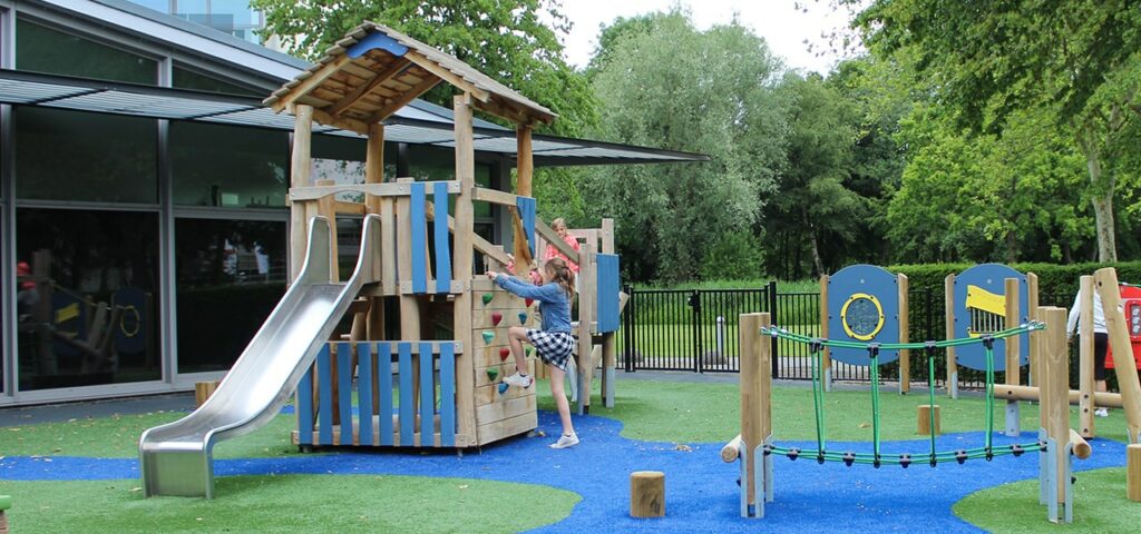 Amity - Klimtoestel Klimtoestel op schoolplein in Amstelveen