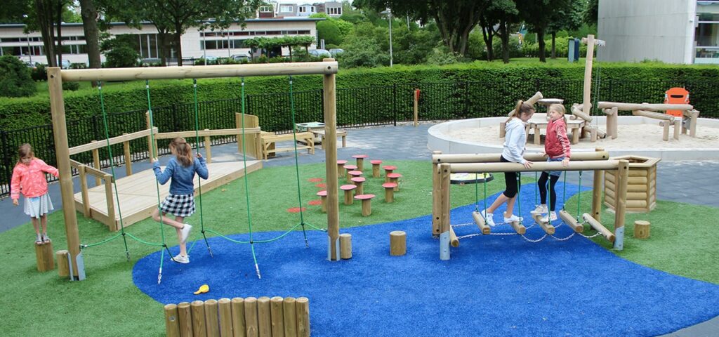 Amity - Overzicht schoolplein Schoolplein met speeltoestellen van Playdale