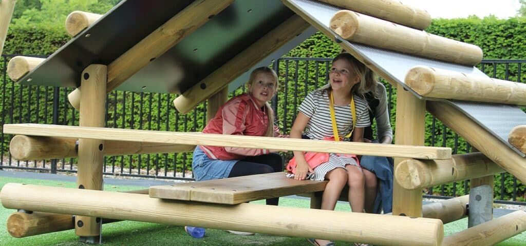 Amity - Speelhuisje Kinderen in een speelhuisje