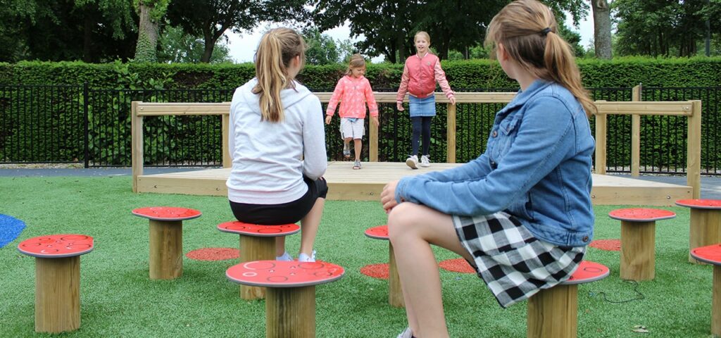 Amity - podium en zitjes Kinderen bij een podium op school