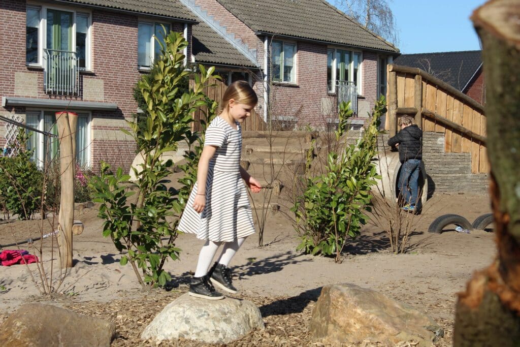 Speelkeien Meisje stapt op een zwerfkei