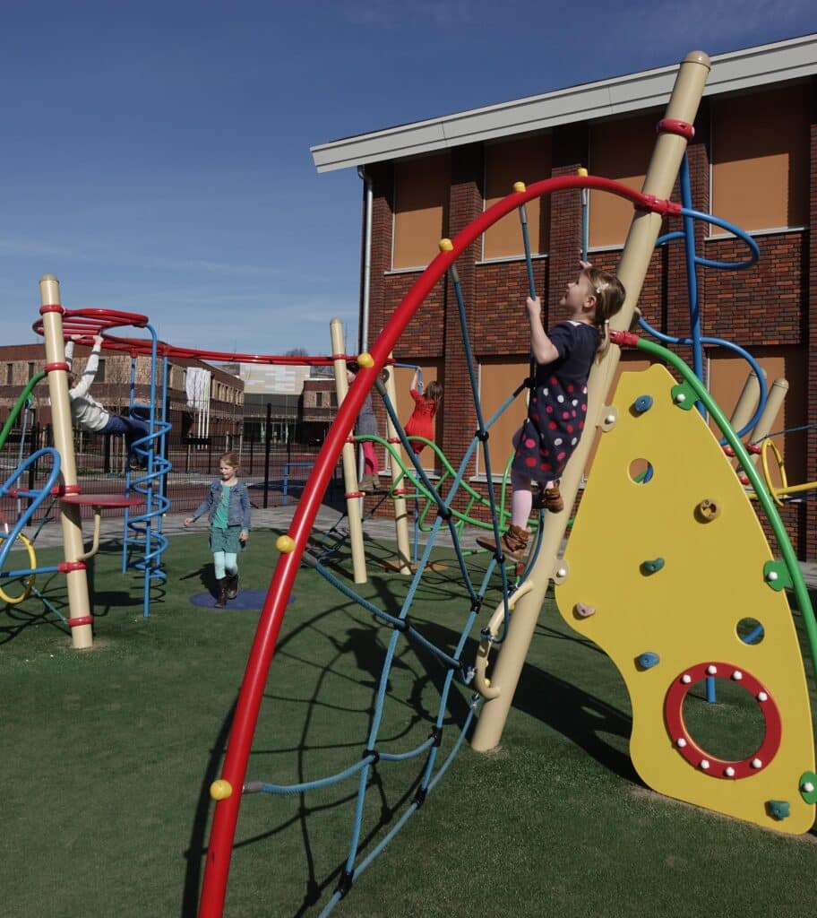 Schoolplein klimmen speeltoestel
