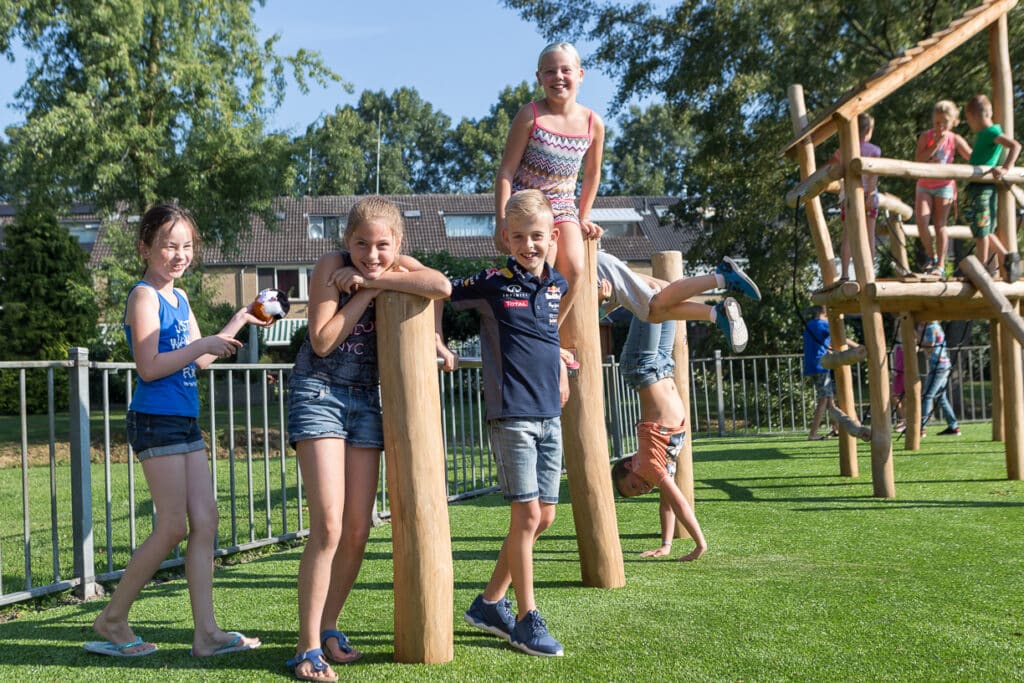 Schoolplein speeltoestellen