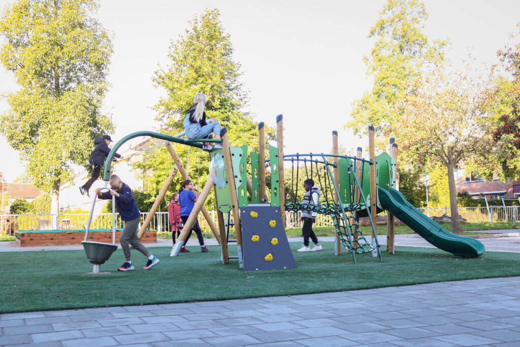 schoolpleinproject combinatietoestel klimmen glijden