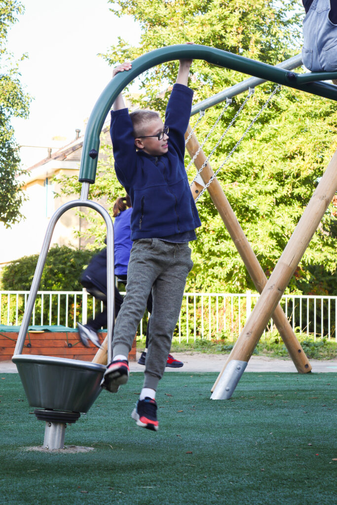 schoolpleinproject hangen en draaien schoolplein